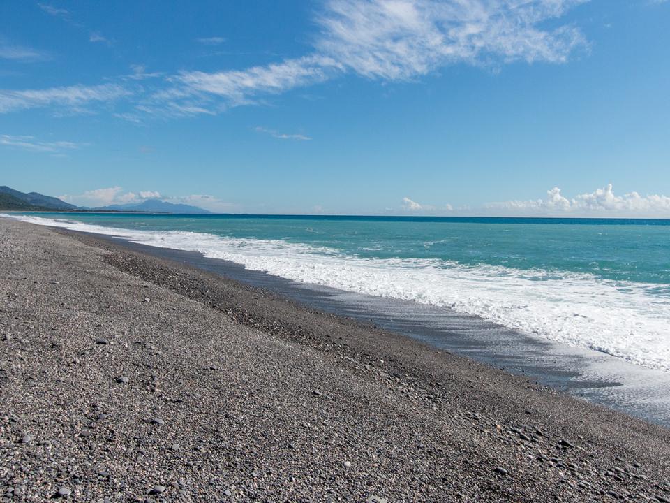 金崙海灘:礫石海灘與浪