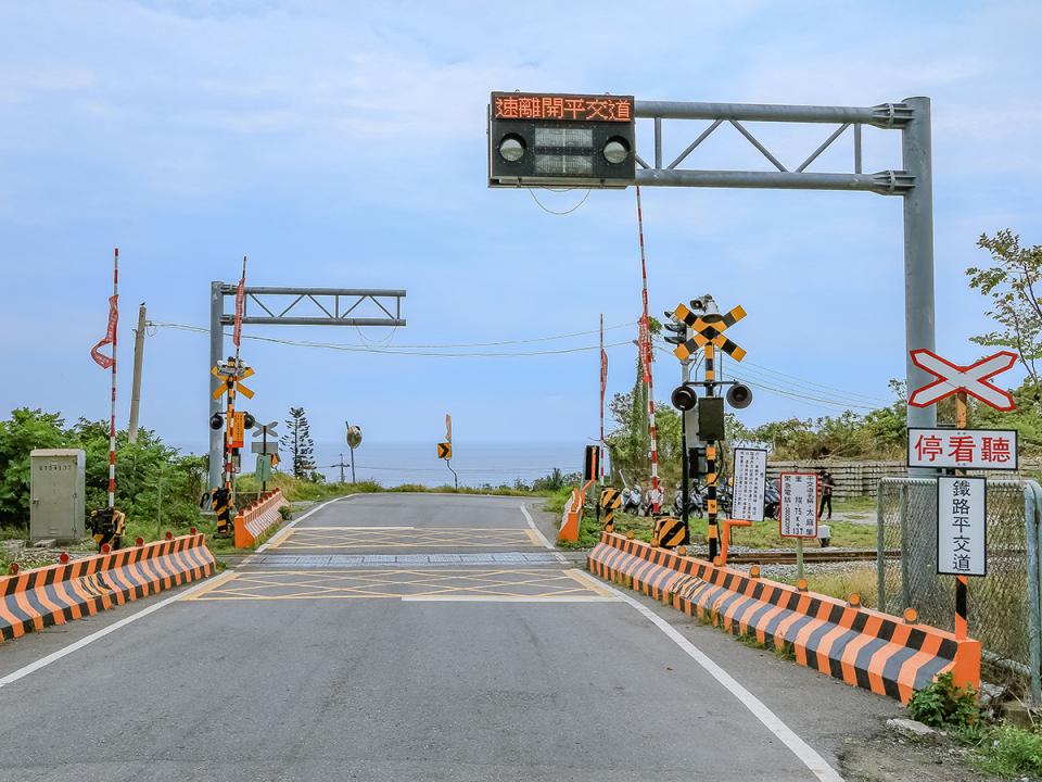 台東櫻木平交道:鐵路平交道與道路